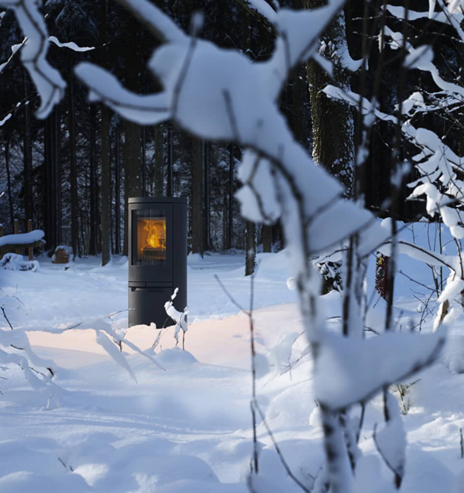 Jydepejsen houtkachel buiten in sneeuw