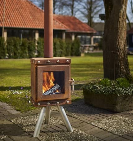 Reny houtkachel buiten in tuin