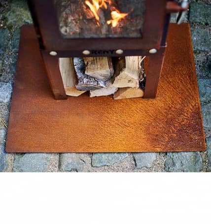 Reny kachel buiten brandend met hout opslag en mat